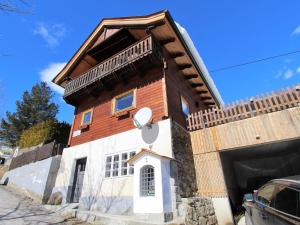 兰格尔斯道夫Chalet in Rangersdorf in Carinthia near ski area的一间有 ⁇ 帽屋顶的房子