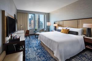 纽约纽约时代广场洲际酒店的一间酒店客房,设有一张大床和一个大窗户