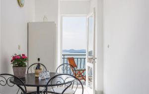 Cozy Home In Podgora With House A Panoramic View的阳台或露台