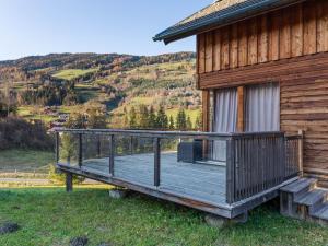 穆劳附近圣格奥尔根Chalet in St Georgen ob Murau with hot tub的房屋一侧的木甲板