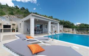 尼亚卢卡Cozy Home In Vela Luka With Wifi的一座带游泳池和房子的别墅