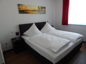 瓦森贝格欧隆福斯特维斯酒店的卧室配有2个白色枕头