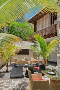 佩雷贝勒多多拉旅舍的一个带桌椅的户外庭院,棕榈树
