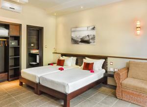 佩雷贝勒多多拉旅舍的一间卧室配有一张大床和一张沙发