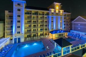 大洋城Park Place Hotel的夜间设有游泳池的酒店
