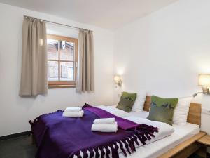 平茨高谷地霍勒尔斯巴赫Apartment in Hollersbach with sauna near ski area的窗户客房内的一张大白色床