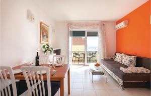 马卡尔斯卡Cozy Apartment In Makarska With Kitchen的客厅配有沙发和桌子