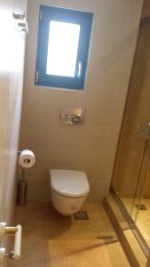 德里奥斯埃皮尼奥酒店的一间带卫生间和窗户的浴室