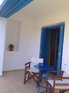 德里奥斯埃皮尼奥酒店的一间设有桌子和两把椅子的房间和一扇门