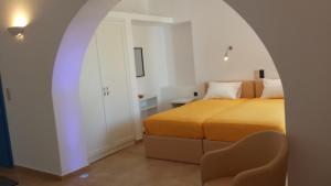 德里奥斯埃皮尼奥酒店的一间卧室设有一张床和一个拱门