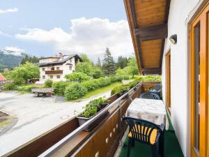 特洛普拉赫Apartment in Tr polach Carinthia with pool的设有一个配有桌椅并享有美景的阳台。