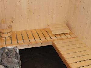 上陶恩Nice chalet in Hohentauern Styria with sauna的木制桑拿房,配有长凳和桶