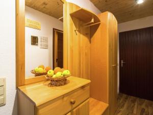 陶普利茨Holiday apartment in Tauplitz with sauna的房间里的木柜上放一碗水果