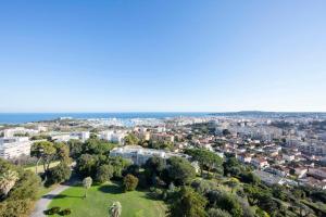 昂蒂布BNB RENTING breathtaking view 2 bedroom apartment in Antibes !的城市的空中景观,建筑和树木