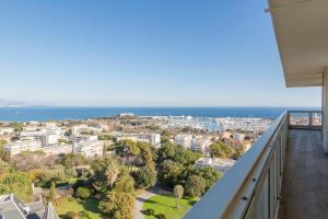 昂蒂布BNB RENTING breathtaking view 2 bedroom apartment in Antibes !的享有城市和大海景致的阳台。