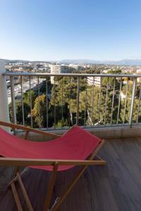 昂蒂布BNB RENTING breathtaking view 2 bedroom apartment in Antibes !的美景阳台的椅子