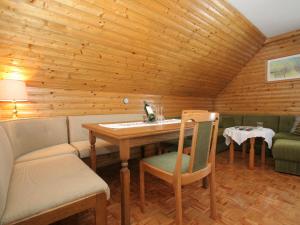 Cozy apartment in Eberndorf Carinthia near the Petzen ski area的休息区