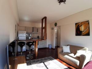 门多萨Alquiler Departamento Centro Mendoza Capital的带沙发的客厅和厨房