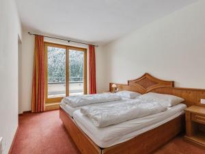 萨尔巴赫Chalet apartment in Saalbach Hinterglemm的一间卧室设有一张大床和一个窗户。