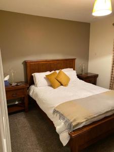 法尔卡拉The Strand Guest House的一间卧室配有一张带黄色枕头的大床