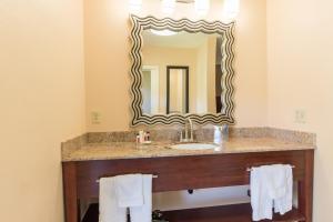 摩押摩押中心华美达酒店的一间带水槽和镜子的浴室