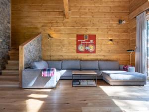 陶普利茨Chalet in Tauplitz with sauna in ski area的客厅设有蓝色的沙发和木墙