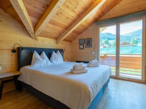 陶普利茨Chalet in Tauplitz with sauna in ski area的一间卧室配有一张大床和毛巾