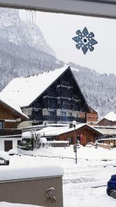 托隆SUPERBE APPARTEMENT T2 3 ETOILES 40m2 PIED DES PISTES VUE SUR LE LAC的一座大建筑,屋顶上积雪