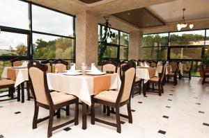 百乐费利克斯海波酒店的用餐室设有桌椅和窗户。
