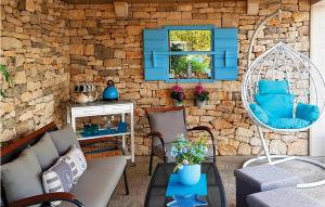 波斯蒂拉Amazing Home In Postira With Heated Swimming Pool的带沙发和石墙的客厅