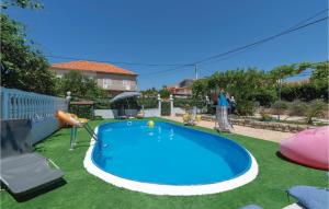 扎达尔Stunning Apartment In Zadar With Outdoor Swimming Pool的院子里的大型蓝色游泳池