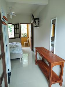 特林达德Suíte na Montanha的客房设有木桌和床。