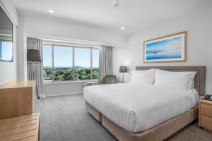 罗托鲁瓦Rydges Rotorua的一间卧室设有一张大床和一个大窗户