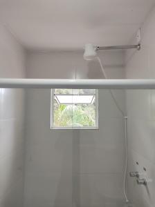 特林达德Suíte na Montanha的白色的浴室设有窗户和淋浴。