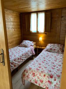 BorredáCAMPING PUIGCERCOS的小木屋内带两张床的房间