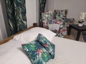 奥斯特罗达Apartamenty GUSTO的一间卧室配有一张带两个枕头的床