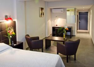 内乌肯NEU 354号酒店的酒店客房带一张床、一张桌子和椅子