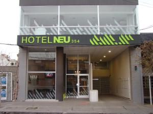 内乌肯NEU 354号酒店的建筑前方有酒店标志