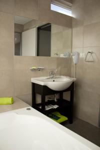内乌肯NEU 354号酒店的一间带水槽和镜子的浴室