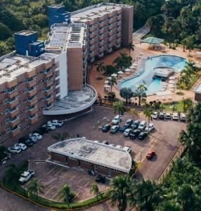 巴雷里尼亚斯Gran Lençois Resort的享有带游泳池和停车场的度假村的空中景致