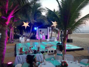 锡瓦塔塔内霍卡萨住宿加早餐旅馆的海滩上与舞台上的一个女人举行的派对