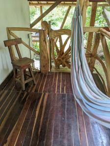 麦德林Refugio en el Bosque的吊床和椅子