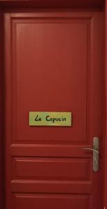 拉西约塔Accostage Vieux-Port - Appartements & Parking en option的红色的门,上面有读卡鲁利的标志