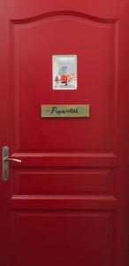 拉西约塔Accostage Vieux-Port - Appartements & Parking en option的红色的门,上面有标志