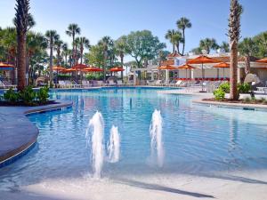 希尔顿黑德岛Sonesta Resort Hilton Head Island的度假村内带喷泉的游泳池