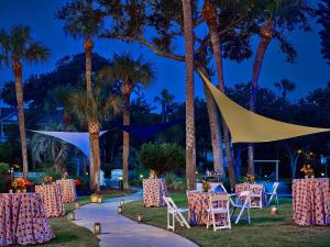 希尔顿黑德岛Sonesta Resort Hilton Head Island的棕榈树晚婚礼的餐桌