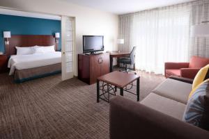 达拉斯Sonesta ES Suites Dallas Medical Market Center的一间酒店客房,配有一张床和一台电视
