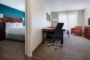 达拉斯Sonesta ES Suites Dallas Medical Market Center的酒店客房配有书桌和床。