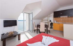 库希斯特库赛特九卧室度假屋的一个带红色沙发的大客厅和一个厨房