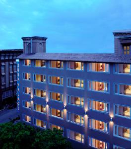 孟买苏巴宫酒店的建筑的一侧有灯